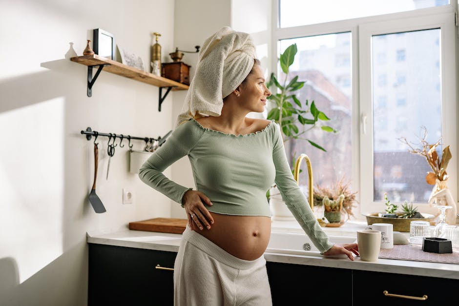  Illustration eines Schwangeren mit Zeitangabe wie lange Schwangerschaft dauern kann